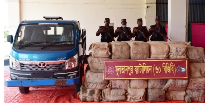 কুমিল্লায় বিজিবির অভিযানে ৩ কোটি টাকার ভারতীয় শাড়ি জব্দ